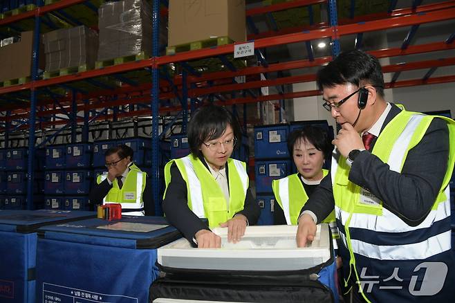 오유경 처장이 지난 2024년 4월 4일 충남 천안의 지오영 천안물류센터를 찾아 희귀·필수의약품 등 보관·운송 현장을 점검하던 모습.(식품의약품안전처 제공)