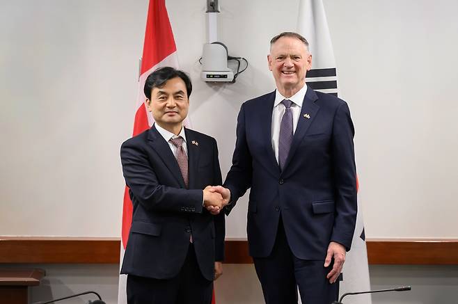 안규백 국방부장관이 현지시각 2월 25일 오후 데이비드 맥귄티 캐나다 국방장관을 만나 악수를 나누고 있다.(국방부 제공)