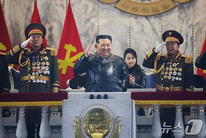 (평양 노동신문=뉴스1) 북한이 25일 제9차 노동당 대회 폐막을 기념하는 열병식을 평양 김일성광장에서 개최했다. 행사에 참석한 김정은 노동당 총비서와 딸 주애.[국내에서만 사용가능. 재배포 금지. DB 금지. For Use Only in the Republic of Korea. Redistribution Prohibited] rodongphoto@news1.kr