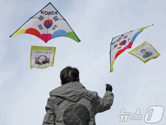 제107주년 3·1절을 사흘 앞둔 26일 경기 수원시 팔달구 수원화성 창룡문에서 한국연연맹 회원들이 독립운동가들의 모습이 담긴 연을 날리고 있다. 2026.2.26 ⓒ 뉴스1 김영운 기자