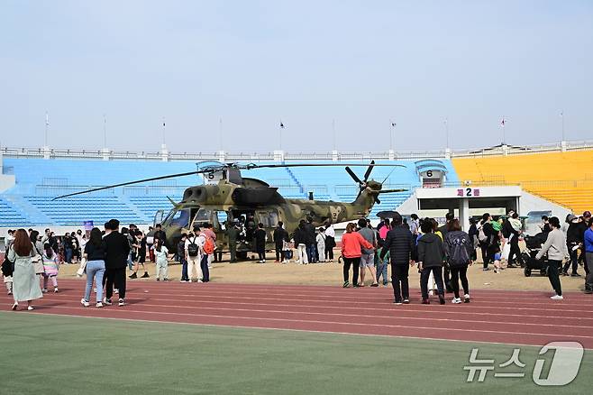 제28회 논산딸기축제를 하늘에서 즐기는 특별한 체험이 펼쳐진다. 사진은 지난해 행사 모습. (논산시 제공.재판매 및 DB금지)/뉴스1