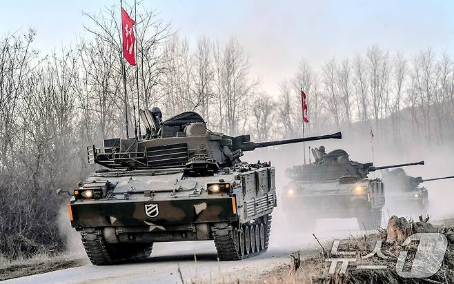 대한민국 육군이 26일 양평종합훈련장에서 병력 감소와 미래 전장환경 변화에 대응하기 위한 'AI기반 유ㆍ무인복합 한국형공병전투차량(이하 K-CEV)'의 첫 실전 훈련 현장을 공개했다. 사진은 K-CEV가 표적을 식별하고 사격을 하는 모습. (육군 제공. 재판매 및 DB 금지) 2026.2.26 ⓒ 뉴스1