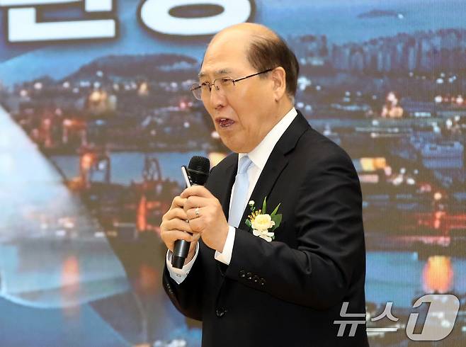 임기택 IMO 명예사무총장이 26일 오후 부산 동구 부산항국제전시컨벤션센터에서 열린 부산항 개항 150주년 기념식에서 글로벌 해양산업 메카를 향한 부산항의 대전환 '150긴며 특별초청제언'을 하고 있다. 2026.2.26 ⓒ 뉴스1 윤일지 기자