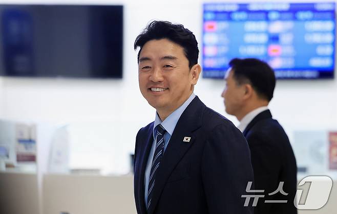 전략경제협력 대통령 특사 자격으로 강훈식 대통령비서실장이 24일 인천공항 제2터미널에서 아랍에미리트(UAE) 두바이로 출국하고 있다. 강 특사는 APEC 계기 정상회담과 UAE 국빈방문의 후속조치 및 실무협의와 칼둔 행정청장 방한에 대한 답방을 위해 1박 3일간 전략경제협력 대통령 특사로 출국한다. 2026.2.24 ⓒ 뉴스1 이호윤 기자