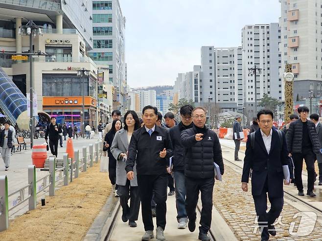 김용석 국토교통부 대도시권 광역교통위원회 위원장(앞줄 왼쪽)이 26일 위례신도시를 찾아 광역교통개선대책 추진 상황을 점검했다(대광위 제공).ⓒ 뉴스1