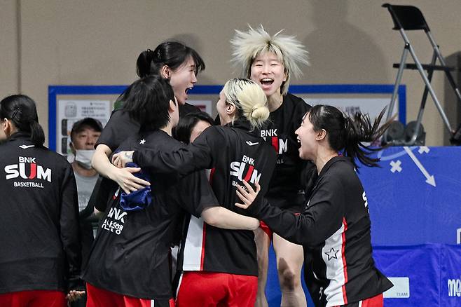 안혜지가 승리를 거둔 뒤 선수들과 기뻐하고 있다. 사진 | WKBL