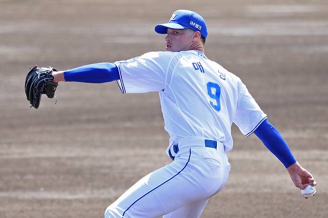 삼성 매닝이 24일 일본 오키나와 온나손 아카마 구장에서 열린 한화와 평가전에 선발 등판해 역투하고 있다. 사진 | 삼성 라이온즈