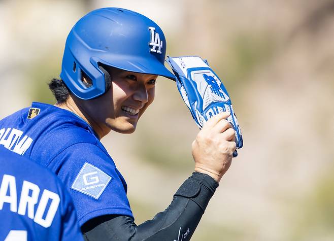 LA 다저스 오타니 쇼헤이가 지난 22일(한국시각) 템피 디아블로스타디움에서 열린 LA 에인절스와의 시범경기에서 누군가를 향해 환하게 웃고 있다. Imagn Images연합뉴스