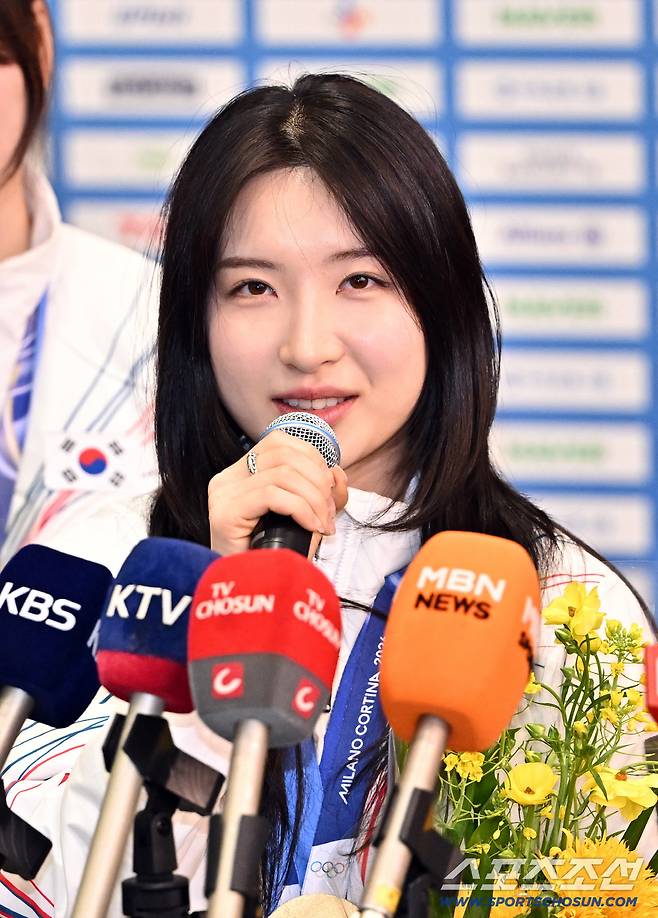 2026 밀라노·코르티나담페초 동계올림픽을 마친 쇼트트랙 2관왕 김길리가 24일 인천국제공항을 통해 귀국한 뒤 소감을 밝히고 있다. 인천공항=허상욱 기자wok@sportschosun.com/2026.02.24/