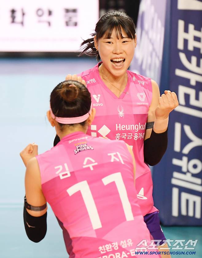 3일 인천 삼산월드체육관에서 열린 V리그 흥국생명-도로공사전. 흥국생명이 세트스코어 3대2 역전승을 거뒀다. 정윤주와 김수지가 환호하고 있다. 인천=정재근 기자 cjg@sportschosun.com/2025.12.3/