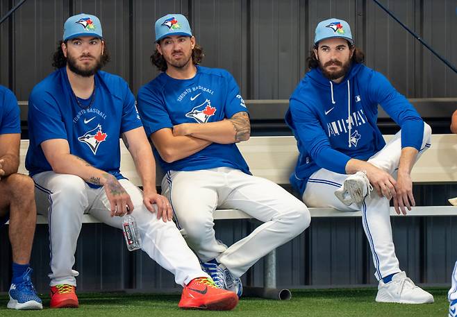 From left, Toronto Blue Jays pitchers, Cody Ponce, Kevin Gausman and Dylan Cease watch bullpen sessions at Spring Training in Dunedin, Fla. on Wednesday Feb. 11, 2026. (Frank Gunn /The Canadian Press via AP) MANDATORY CREDIT







<저작권자(c) 연합뉴스, 무단 전재-재배포, AI 학습 및 활용 금지>