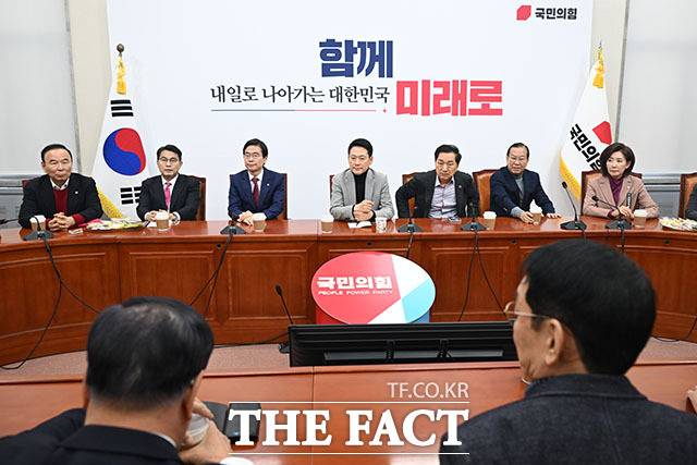 4선 이상 중진 의원들과 면담 갖는 장 대표.