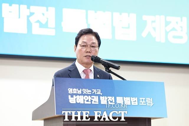 박완수 경남도지사가 국회 의원회관 제2소회의실에서 열린 ‘남해안권 발전 특별법 포럼’에서 환영사를 하고 있다. /경남도