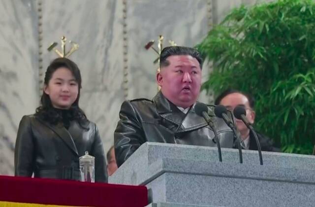 김정은 북한 국무위원장이 제9차 노동당 대회를 기점으로 정상외교에 적극 나설 것이란 전망이 나온다. 김 위원장이 상대할 국가로는 미국을 비롯해 베트남 등 동남아시아 사회주의권 국가들이 언급된다. 사진은 김 위원장이 지난 25일 평양 김일성광장에서 열린 당대회 기념 열병식에서 딸 주애와 있는 모습. /뉴시스, 조선중앙TV 갈무리