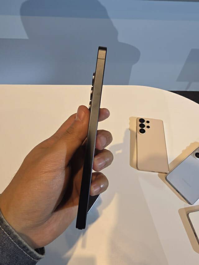 갤럭시S26 울트라 측면.(사진=전화평 기자)