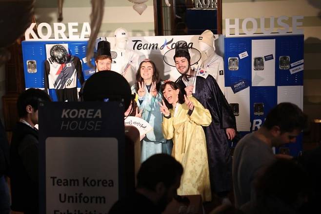 이탈리아 밀라노 코리아하우스에 한복체험 행사에 참여한 외국인 관광객들이 기념사진을 찍고 있다. 문화체육관광부