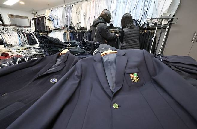 교육 당국이 교복 가격을 바로잡기 위해 전국 학교를 상대로 한 교복비 전수조사에 들어간 가운데 관내 학교와 졸업생에게 교복을 기증받아 필요로 하는 주민에게 저렴하게 판매하는 서울 송파구 '나눔교복매장'을 찾은 학부모가 교복 등을 살펴보고 있다. 연합뉴스