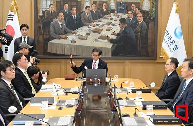 이창용 한국은행 총재가 26일 서울 중구 한은 본관에서 열린 금융통화위원회 본회의에서 의사봉을 두드리고 있다. 사진공동취재단