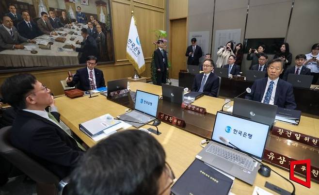 이창용 한국은행 총재가 26일 서울 중구 한은 본관에서 열린 금융통화위원회 본회의에서 의사봉을 두드리고 있다. 사진공동취재단