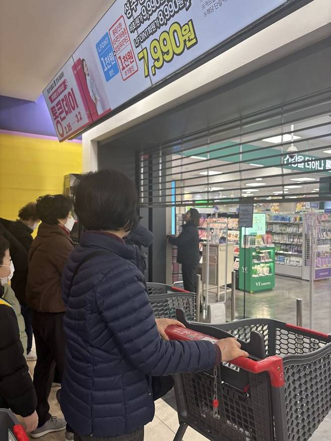 롯데마트 제타플렉스 잠실점에서 개점시간에 셔터가 올라가자마자 입장하는 고객들. 권재희 기자.