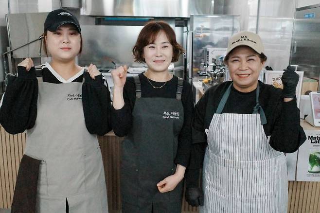 26일 장수군 어울림센터의 푸드코트에서 음식점과 카페를 운영하는 대표이 기념사진 촬영을 하고 있다. 공동취재단