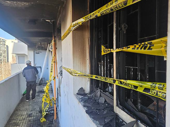 지난 24일 오전 불이 났던 서울 강남구 대치동 은마아파트 8층 집의 외벽과 바닥이 검게 그을린 모습. 이 화재로 4명의 사상자가 발생했다./지혜진 기자