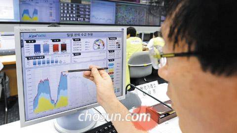 한국전력거래소 전력수급비상대책상황실에서 직원들이 전력 수급 상황을 점검하고 있다. / 전기병 기자