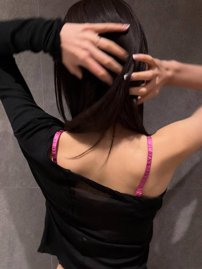 지젤의 새깅 포인트는 깔맞춤 언더웨어. 인스타그램 @aerichandesu