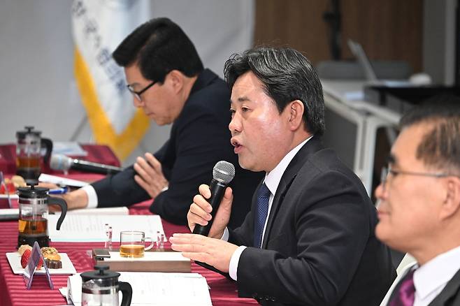 박정현 부여군수가 25일 열린 민선 8기 4차 연도 제4차 충청남도 시장·군수협의회에서 '소규모 태양광 발전사업 활성화를 위한 농지법 개정'을 공식 건의했다. 부여군 제공