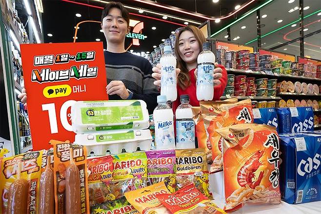 모델들이 세븐일레븐에서 '세이브세일' 행사를 소개하고 있다.ⓒ세븐일레븐