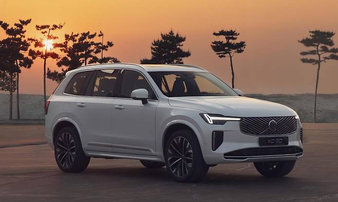 신형 XC90은 날렵한 느낌을 주는 LED 헤드라이트를 장착하고 전면부 그릴에는 사선 형태의 디자인을 적용해 역동적인 느낌을 강화했다. 볼보자동차 제공