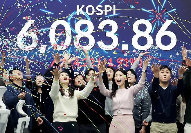 코스피가 사상 첫 6000을 돌파한 25일 서울 중구 우리은행 딜링룸에서 직원들이 축하 세리머니를 하고 있다. 25일 코스피는 전 거래일(5969.64)보다 114.22포인트(1.91%) 오른 6083.86에, 코스닥 지수는 전 거래일(1165.00)보다 0.25포인트(0.02%) 상승한 1165.25에 거래를 마쳤다. 2026.02.25. 서울=뉴시스