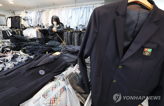 서울 송파구의 ‘나눔교복매장’. 연합뉴스