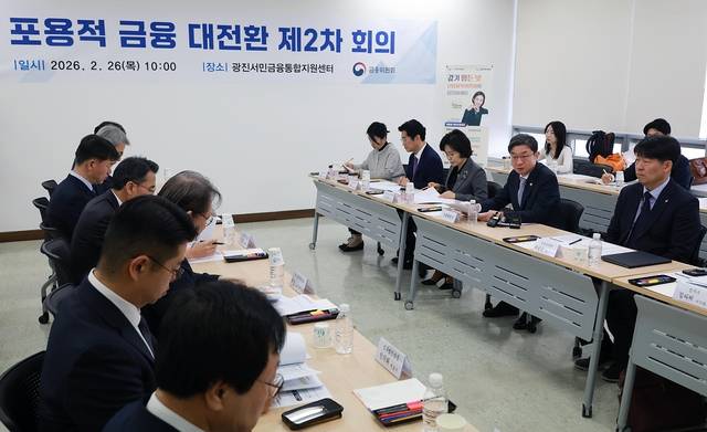 이억원 금융위원장이 26일 정부·유관기관, 각 금융업권별 협회, 연체채권 관리 관련 민간전문가 등과 금융위가 마련한 ‘연체자 보호와 신속한 재기 지원을 위한 개인 연체채권 관리 강화방안’에 대해 논의하고 있다. [금융위원회 제공]