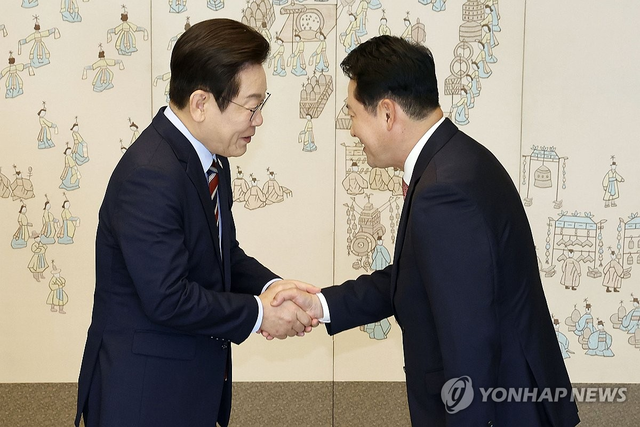 이재명 대통령이 지난 2025년 9월 8일 용산 대통령실에서 여야 지도부 오찬 회동에 참석한 장동혁(오른쪽) 국민의힘 당대표와 인사하고 있다.