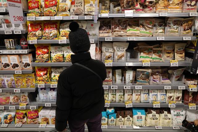 지난 6일 서울 시내 대형마트에 설탕, 밀가루 판매대 모습.[연합뉴스]