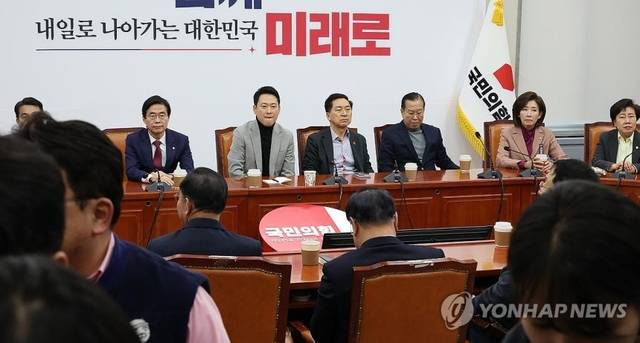 국민의힘 장동혁 대표가 26일 국회에서 중진 의원들과 면담하고 있다. 연합뉴스