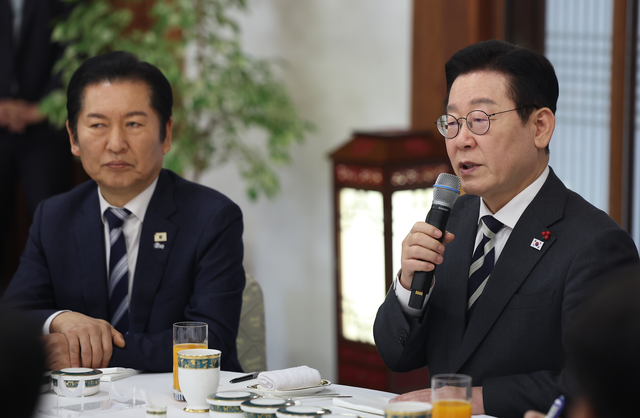 이재명 대통령이 지난 1월 16일 청와대 상춘재에서 열린 정당 지도부 초청 오찬에서 발언하고 있다. 왼쪽은 정청래 더불어민주당 당대표.[연합뉴스 사진]