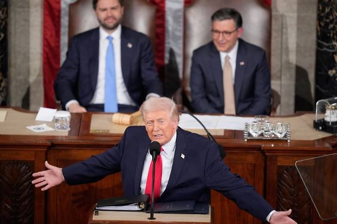 도널드 트럼프 미국 대통령이 24일(현지시간) 워싱턴 국회의사당 하원 본회의장에서 열린 상·하원 합동회의에서 집권 2기 첫 국정연설을 하고 있다. 뉴시스