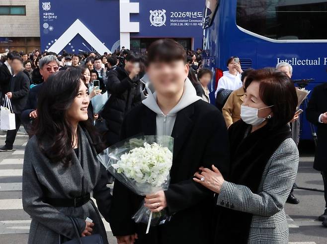 이부진 호텔신라 사장(왼쪽)과 홍라희 라움미술관 명예관장(오른쪽)이 26일 서울 관악구 서울대학교에서 열린 2026학년도 입학식에서 이 사장의 장남 임동현 군의 입학을 축하하고 있다. /사진=뉴시스