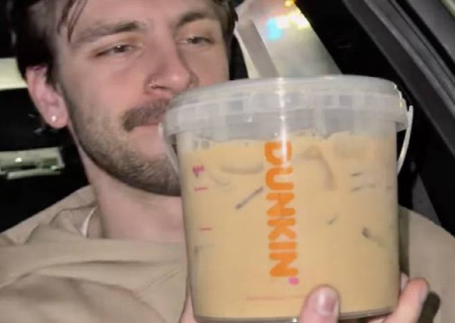 실제 던킨 양동이 음료를 마시고 있는 구매자 (사진=틱톡 캡처)