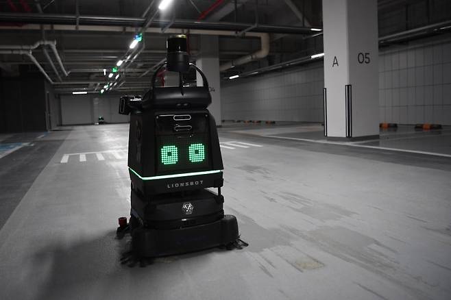 서울 서초구 잠원동 신반포 21차 주택재건축정비사업(오티에르 반포) 현장에서 포스코이앤씨의 인공지능(AI) 기반 자율주행 청소 로봇이 지하주차장을 청소하고 있다. 포스코이앤씨 제공