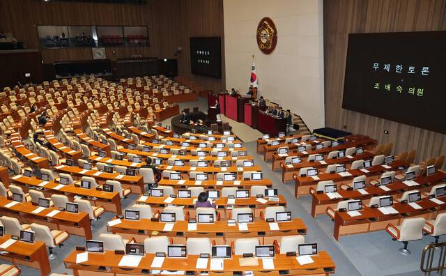 25일 국회 본회의장에서 열린 2월 임시국회 본회의에서 형법 일부 개정 법률안 수정안이 상정되자 국민의힘 의원들이 무제한토론을 신청한 가운데 조배숙 의원이 첫 토론자로 나서고 있다. 연합뉴스