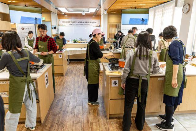 26일 서울 종로구 한국사찰음식문화체험관에서 취재진이 요리 실습을 하고 있다. 한국불교문화사업단 제공