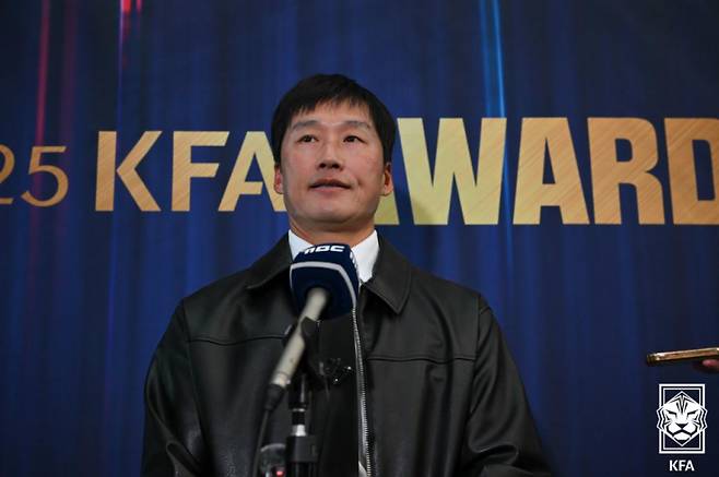 2025 KFA AWARDS에서 올해의 지도자상을 받은 이정효 수원 삼성 감독. 사진=KFA