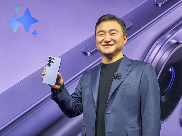 노태문 삼성전자 대표이사가 25일(현지시간) 미국 샌프란시스코에서 열린 갤럭시 언팩에서 '갤럭시S 26 시리즈'를 소개하고 있다. [사진=삼성전자]