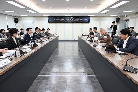 25일 시청 의정홀에서 열린 의정부시와 더불어민주당 의정부(을) 지역위원회의 정책협의회 모습. [사진=의정부시]