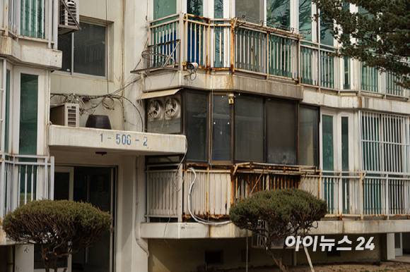 서울 노원구 상계주공5단지는 1987년 준공된 5층짜리 노후 아파트다. 현재 재건축이 진행 중이며, 한화 건설부문이 시공사로 선정돼 최고 35층, 5개 동, 총 996가구 규모의 단지로 탈바꿈되고 있다. 2026.02.26 [사진=김민지 기자]