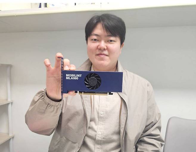 XDN-E100 미니 서버에 탑재될 모빌린트 MLA100 NPU를 소개하는 조수종 대표 / 출처=IT동아