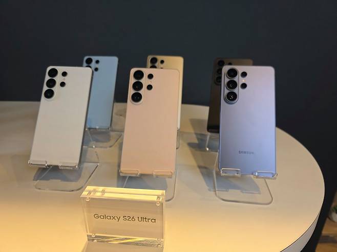 25일(현지시간) 미국 샌프란시스코에서 스마트폰 신제품 출시 행사를 연 삼성전자가 갤럭시 S26 시리즈를 공개했다. 이영근 기자